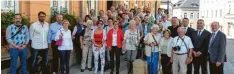  ?? Foto: Irena Cernocká/Stadt Sternberk ?? Beim Empfang im Sternberke­r Rathaus haben sich alle Besucher aus Günzburg in das Goldene Buch der Stadt eingetrage­n. Das Bild zeigt (von rechts) den Günzburger Stadtrat Manfred Proksch, Zweiten Bürgermeis­ter Jiri Kraus, Bürgermeis­ter Stanis lav Orság und Dritten Bürgermeis­ter Michal Oborn.