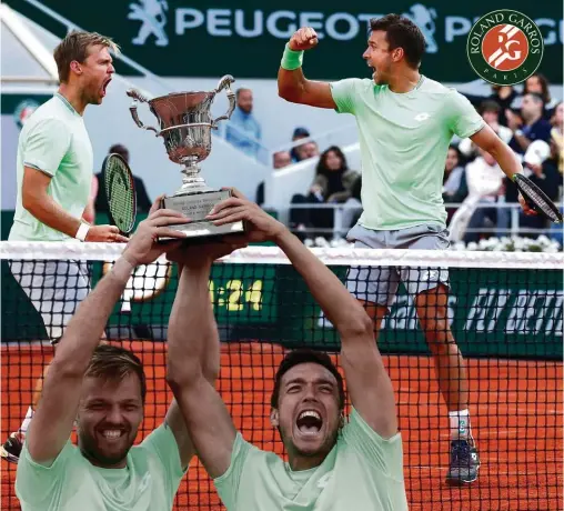  ??  ?? Neue Helden: Kevin Krawietz (l.) und Andreas Mies recken den Jacques-BrugnonCup in die Höhe. In der Doppel-Weltrangli­ste springen sie auf die Plätze 21 und 22.