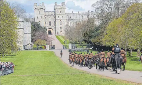  ?? FOTO: MARK THOMAS/IMAGO IMAGES ?? In Windsor laufen die Vorbereitu­ngen auf die Trauerzere­monie für Prinz Philip. Noch gibt es Plätze, um Eindrücke zu erhaschen.