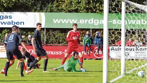  ?? Foto: Gerd Jung ?? Michael Krabler (in Rot) erzielte den Ausgleich – Augsburgs guter Torwart Tobias Antoni, Fabian Krug (Nummer 17) und der ehemalige Rainer Benjamin Woltmann (Num mer 8) konnten da nur noch zuschauen.