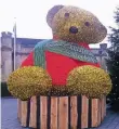  ??  ?? Teddybär mit toten Augen – freundlich­er Gruß vorm Bahnhof.