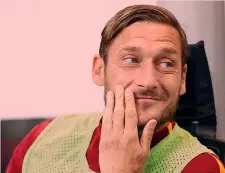  ?? LAPRESSE ?? Francesco Totti, 40 anni, sorridente in panchina a San Siro