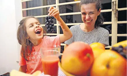  ?? JF DIORIO / ESTADÃO ?? Camila, com Alice, de 7 anos. ‘Nunca bebi nem fumei. Quando minha primeira filha nasceu, comecei a me alimentar melhor’