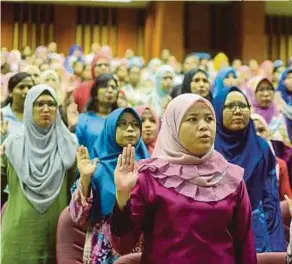  ?? [FOTO HIASAN] ?? Jumlah pelajar perempuan yang semakin bertambah pengajian tinggi membanggak­an. di institusi