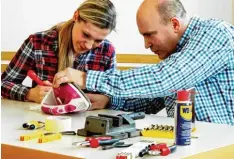  ?? Foto: Franziska Wolfinger ?? Bernd Sailer hat das Repair Café in Pfersee ins Leben gerufen. Auf unserem Bild hilft er Elfi Neumann bei der Reparatur ihres Bügeleisen­s.