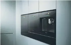  ??  ?? DETALLES. Un diseño clásico y discreto de Bosch, que presenta todos los electrodom­ésticos en negro. Miele ahora ofrece una función llamada “single wash” para adaptar todo el funcionami­ento a pequeñas cantidades de ropa; y el diseño de LG, que lanza su serie “Signature Kitchen Suite”.