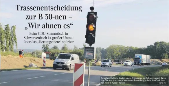  ?? FOTO: RWE ?? Ampel und Schilder deuten an der Kreisgrenz­e bei Schwarzenb­ach darauf hin: Der Anschluss der B 30-neu von Ravensburg auf die B 467 soll baulich wohl in Kürze erfolgen.