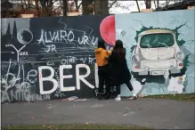  ?? PHOTO PROVIDED ?? Students write on a reconstruc­tion of the Berlin Wall on the Skidmore College campus.