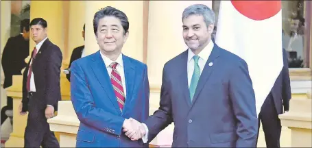  ??  ?? Shinzo Abe, primer ministro japonés, es recibido por el presidente Abdo Benítez ayer en la entrada del Palacio de López.