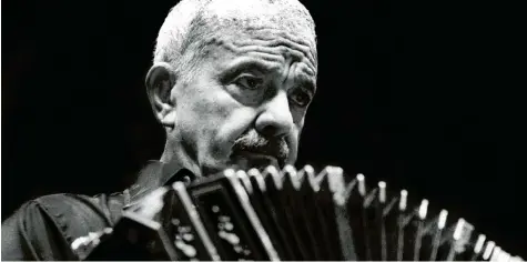  ?? Foto: Claudio Herdener, dpa ?? Eine Frau wies ihm musikalisc­h den Weg: Astor Piazzolla.