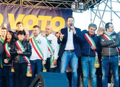  ??  ?? Il leader della Lega Matteo Salvini in piazza Santa Croce a Firenze nel novembre del 2016 per il no al referendum costituzio­nale
