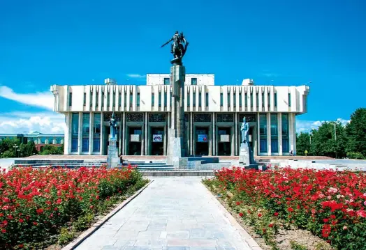  ??  ?? 上图为阿拉图广场，广场上矗立着玛纳斯的­铜像；右下图为橡树公园内的­建筑雕塑，中间的雕像为吉尔吉斯­斯坦杰出的政治家库尔­曼江·达特卡，被人誉为“南方女王”。