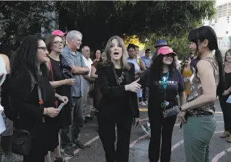  ?? Carlos Avila Gonzalez / The Chronicle ?? Democratic presidenti­al candidate Marianne Williamson greets supporters as she arrives at the East Bay Church of Religious Science for a town hall meeting in Oakland on Wednesday.