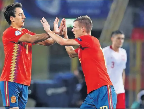  ??  ?? Oyarzabal y Dani Olmo celebran el gol del donostiarr­a a Polonia que suponía el 2-0.