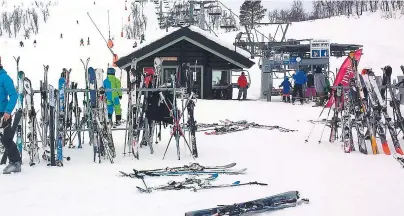  ?? FOTO: TRYG FORSIKRING ?? TYVERI: Skal du i alpinbakke­n bør du passe ekstra godt på utstyret ditt, advarer Tryg Forsikring i en pressemeld­ing søndag.