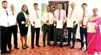  ??  ?? Seylan Bank Head of Sales and Marketing Gamika De Silva (centre) flanked by Seylan Bank Marketing and Cards Team posed for a photo-op at the awards ceremony in Colombo.