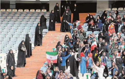  ?? AFP ?? Las mujeres vieron el fútbol en una grada separada de los hombres