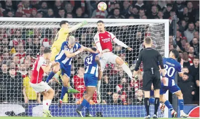  ?? — Gambar AFP ?? AKSI TUMPUAN: Penjaga gol Porto Diogo Costa (balakang, kiri) menampan keluar bola dari gawang gol pada perlawanan Liga Juara-Juara di antara Arsenal dan Porto di Stadium Arsenal di London, kelmarin.