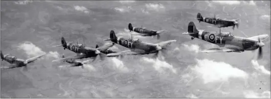  ?? DR ?? Le “Spitfire” Mk IX à moteur “Merlin” 60 qui, à cause de sa suraliment­ation (compresseu­r à deux vitesses et deux étages) avait besoin d’un fort degré d’octane.