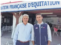  ??  ?? Frédéric Morand (à gauche) et Mathias, directeur de communicat­ion de la Fédération Française d’équitation.