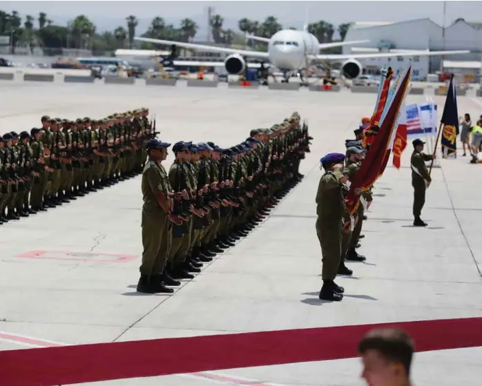  ?? FOTO: AMIR COHEN, REUTERS ?? VENTER PÅ TRUMP: Israelske militaere hadde i går formiddag gjort alt klar for president Donald Trumps ankomst til Ben Gurion-flyplassen i Israel.