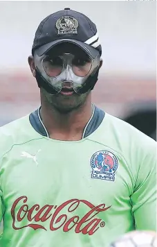  ?? FOTO: EL HERALDO ?? Donis Escober, el Pimpollo del Olimpia y de la Selección Nacional que jugará dentro de un mes con un protector en su rostro.