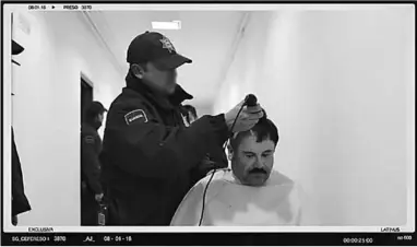  ??  ?? El Chapo zijn haar wordt afgeschore­n. (Foto: HLN)
