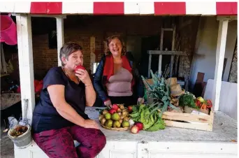  ??  ?? La première distributi­on de produits s’est déroulée vendredi soir.