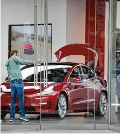  ?? Foto: afp ?? Mit dem Model 3 wollte Tela den Sprung in den Massenmark­t schaffen. Der Chef woll te schöne und günstige E Autos für alle bauen.