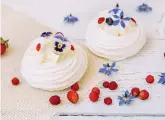  ?? ?? Violas and borage flowers on a meringue dessert