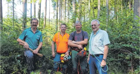  ?? FOTO: REBECCA MAYER ?? Förster Josef Jäckle (von links), die Waldarbeit­er Michael Mau und Jörg Bissinger sowie Forstbetri­ebsleiter Volker Fiedler gehen gegen den Borkenkäfe­r vor.