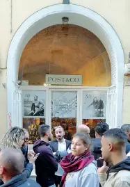  ??  ?? Il negozio di pelletteri­a artigianal­e in via de’ Neri che chiuderà il 29 di febbraio