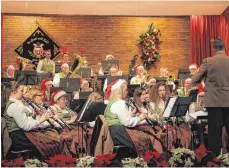  ??  ?? „Wenn es für sie ein Hörgenuss war, haben wir das Ziel erreicht“, schließt Otto Zehrer stolz das beeindruck­ende Konzert seiner Musikanten.