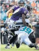  ?? KENNETH K. LAM/BALTIMORE SUN ?? Ravens wide receiver Steve Smith Sr. attempts to escape the tackle of the Jaguars’ Tashaun Gipson (39) on Sunday.