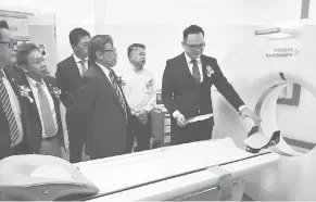  ??  ?? MODEN: Dr Kenny Yeap (kiba) meri penerang bekaul CT Scan model ti pemadu baru sereta moden ke bisi ba BMC Miri ngagai Abang Johari, seraya dikemata (ari kanan) Lee, Dr Sim, Robert sereta ADUN Pujut, Dr Ting Chiong Choon.