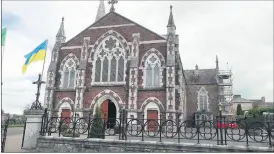 ?? ?? Fermoy’s iconic St Patrick’s Church showing ongoing works to restore the finials on the roof of the side aisles.