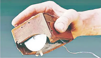  ??  ?? ► Prototipo del primer mouse concebido por Doug Engelbart.