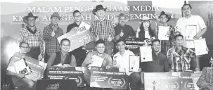  ??  ?? BASA NGAGAI MEDIA: Baru (baris belakang, empat kiba) begambar enggau bala pemenang Anugerah Media Pembinaan CIDB 2018.
