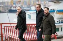  ?? Reuters-Yonhap ?? Ukraine’s President Volodymyr Zelenskyy, right, and Greek Prime Minister Kyriakos Mitsotakis, center, visit a sea port, amid Russia’s attack targeting Odesa, Ukraine, Wednesday.