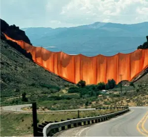  ??  ?? Christo and Jeanne-Claude’s ‘Valley Curtain’ project in Rifle, Colorado, 1972