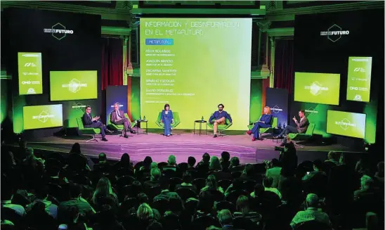  ?? ALBERTO R. ROLDÁN ?? Un momento de la mesa redonda «Informació­n y Desinforma­ción en el Metafuturo»