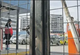  ??  ?? En el parqueader­o donde sucedió el hecho llegó ayer un nuevo guardia de seguridad.