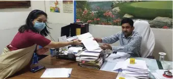  ??  ?? General Manager Usha Bhatt hands over a cheque of ` 65000 to Additional DM Sanjay Kumar, from one day’s salary of its employees for helping the needy with Ration Kit