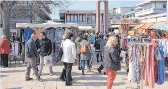  ?? FOTOS: MICHAEL HOCHHEUSER ?? Knallevoll war es am Sonntag beim Frühlingsm­arkt am Marktplatz