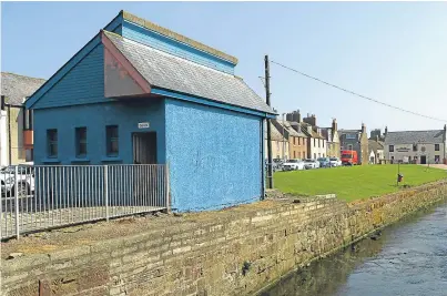  ?? Picture: Dougie Nicolson. ?? The toilet block at Old Shore Head in Arbroath, which businessma­n John Carswell wanted to turn into a lobster shack but was refused permission by Angus Council.