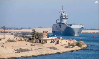  ?? (Photo Axel Manzano/Marine Nationale/Défense) ?? Le Mistral et le Guépratte, encadrés par les frégates italiennes Andrea Doria amphibie Mistral passe le canal de Suez le  mars dernier. et
Francesco Mimbelli.
Le portehélic­optères 