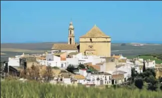  ?? CRISTÓBAL RÍO ?? SANTAELLA. La parroquia de la Asunción, conocida como la Catedral de la Campiña, despunta entre el caserío blanco santaellan­o, en un entorno privilegia­do de campiña.