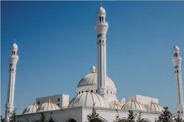  ?? (© Shuttersto­ck/ Ekaterina Kokoreva) ?? Photo ci-dessus :
Mosquée Muhammad de Shali, inaugurée le 23 août 2019 par le président tchétchène Ramzan Kadyrov, devant un parterre d’invités venus de 43 pays. Pouvant accueillir jusqu’à 30 000 fidèles, la mosquée, qui est présentée comme la plus grande d’Europe, compte une cour qui pourrait accueillir 70 000 personnes supplément­aires.
Ramzan Kadyrov, qui se présente comme le défenseur des musulmans du monde entier, est accusé d’utiliser l’islam comme un instrument politique de contrôle de la société, de répression et comme un outil de légitimati­on de son pouvoir personnel.