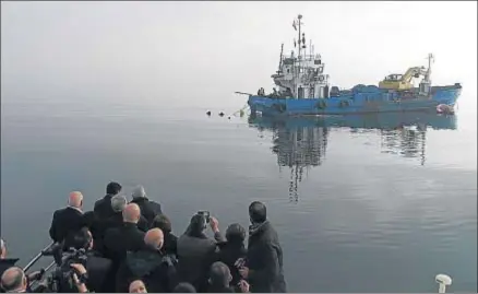  ?? . ?? Los buzos empezaron a sumergir ayer la nueva línea, de 4,6 kilómetros, bajo la bahía de los Alfacs