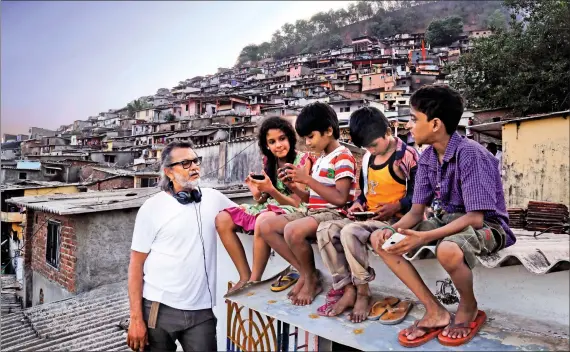  ??  ?? Rakeysh Omprakash Mehra with the cast of Mere Pyaare Prime Minister.